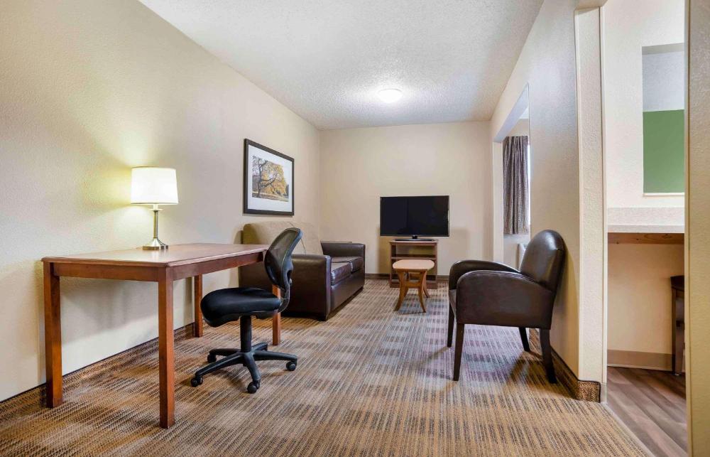 1 Queen Bed | Suite, Non-Smoking, Kitchen interior